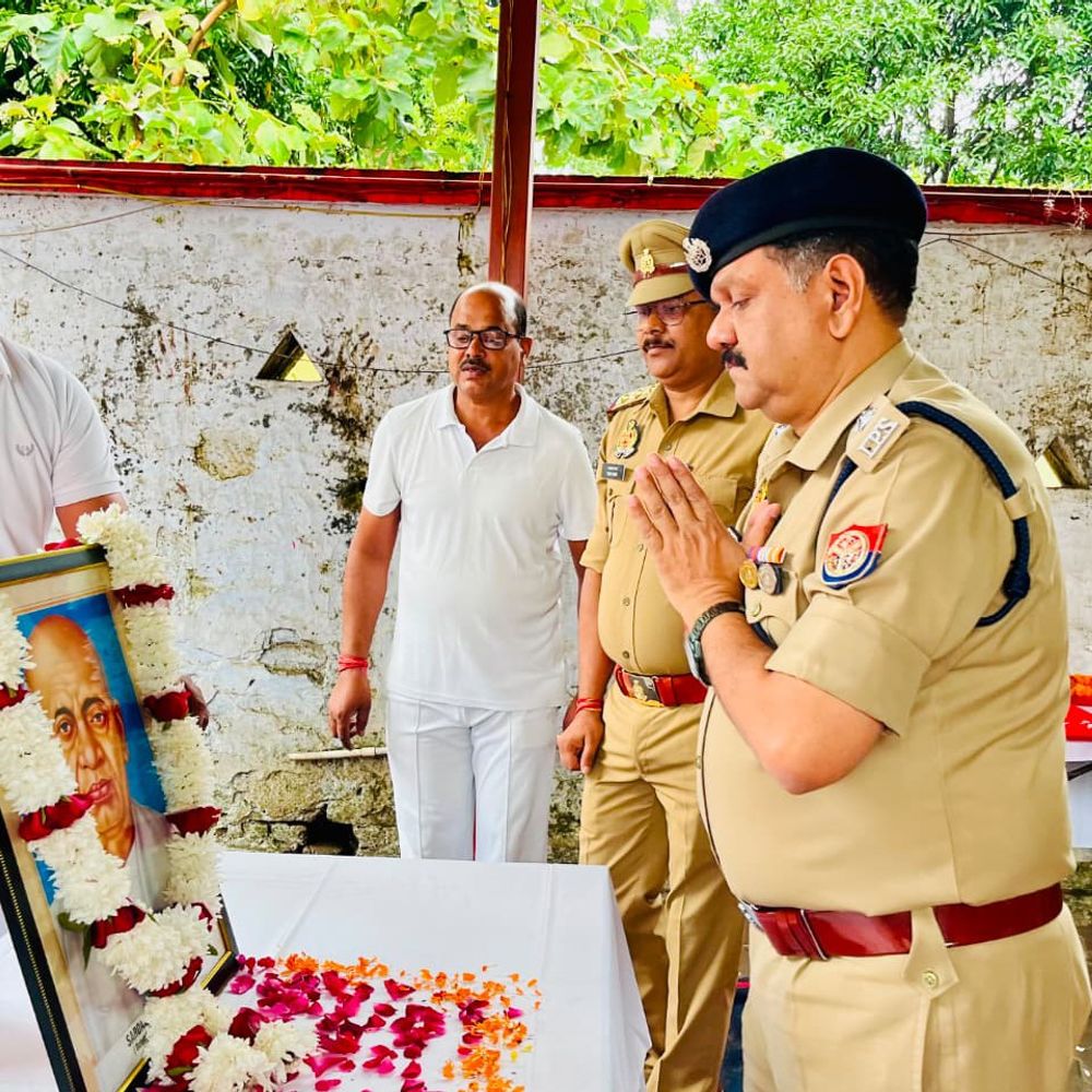 एसपी ने पुलिसकर्मियों को एकता की शपथ दिलाई:बहराइच में सरदार पटेल की जयंती पर पुलिस कार्यालय में कार्यक्रम