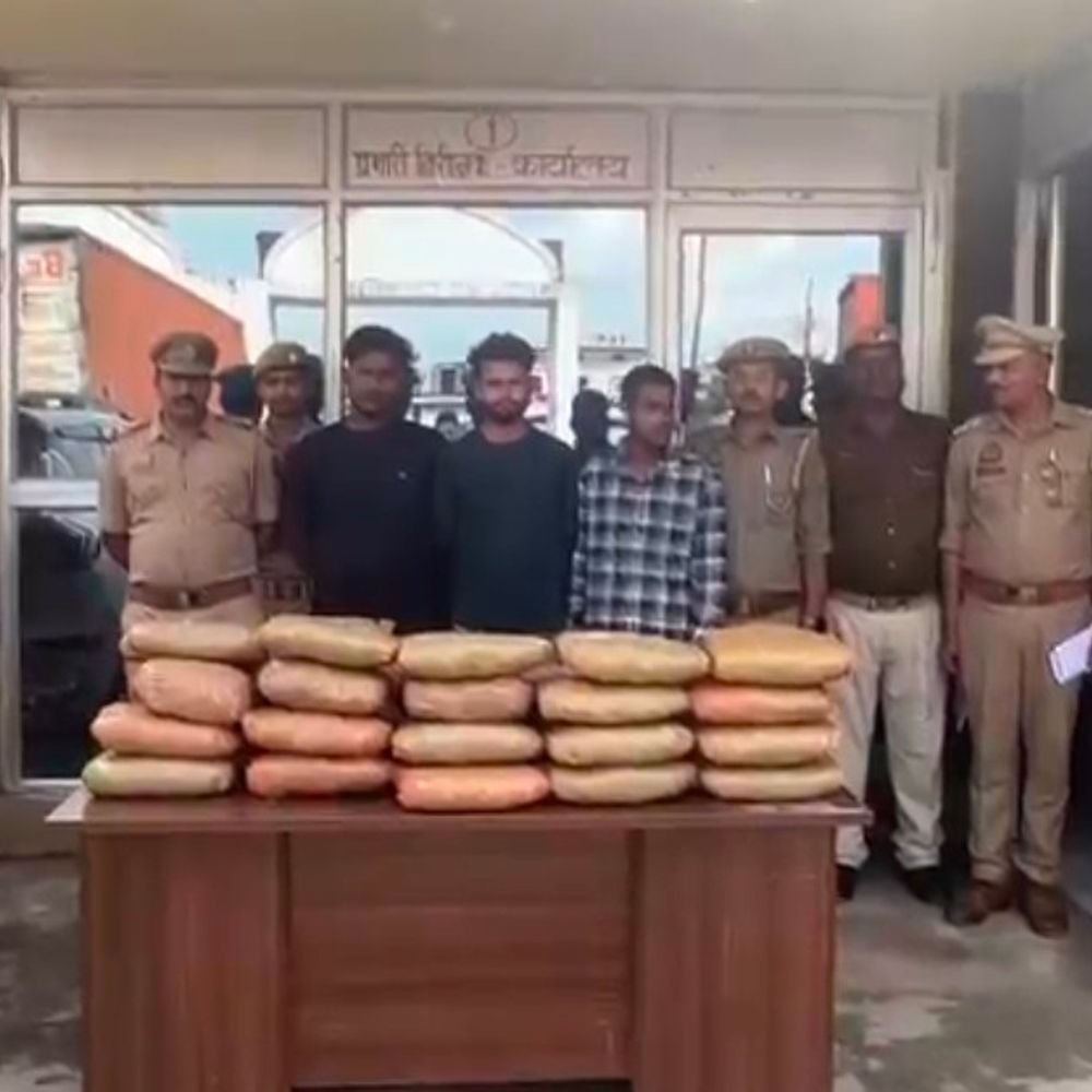पुलिस ने कार से 60 किलो गांजा पकड़ा:चंदौली में तीन लोगों को हिरासत में लिया, ओडिशा से लाकर बेचते थे