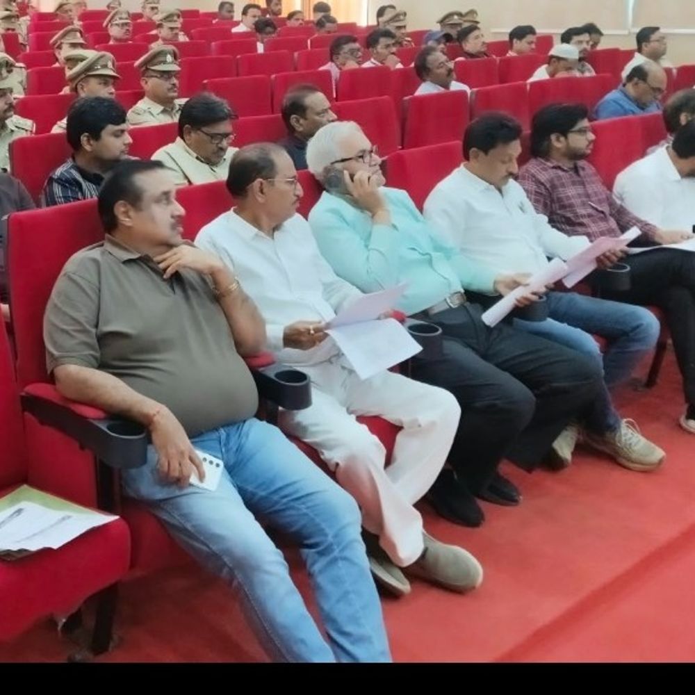 हाथरस में व्यापारियों को ब्याज माफी योजना की जानकारी दी:पुलिस लाइन में बैठक, 10 लाख रुपये तक के बकाये पर ब्याज और अर्थदंड पूरी तरह माफ
