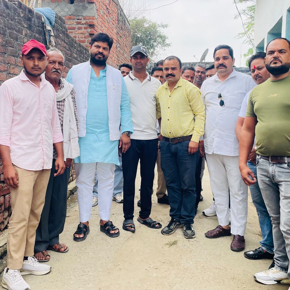रवि प्रताप सिंह ने किनापुर में जनसेवा की बात कही:कहा- मदद के लिए फोन करें; युवाओं के रोजगार के लिए कछला के पास फैक्ट्री बनाने की मांग