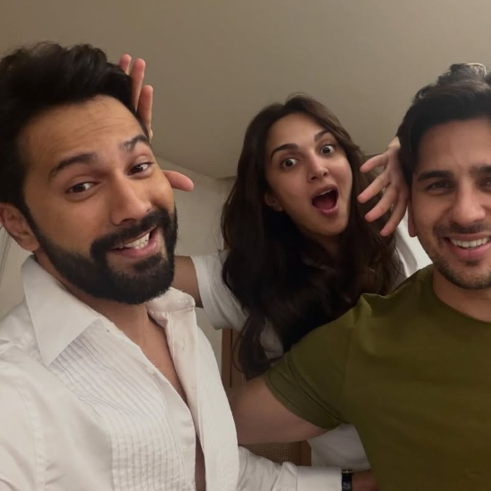 वरुण धवन ने सिद्धार्थ मल्होत्रा के साथ शेयर की तस्वीर:बोले- भाई के साथ कभी कॉम्पिटिशन नहीं था, कियारा को भाभी जी कहकर कहा शुक्रिया