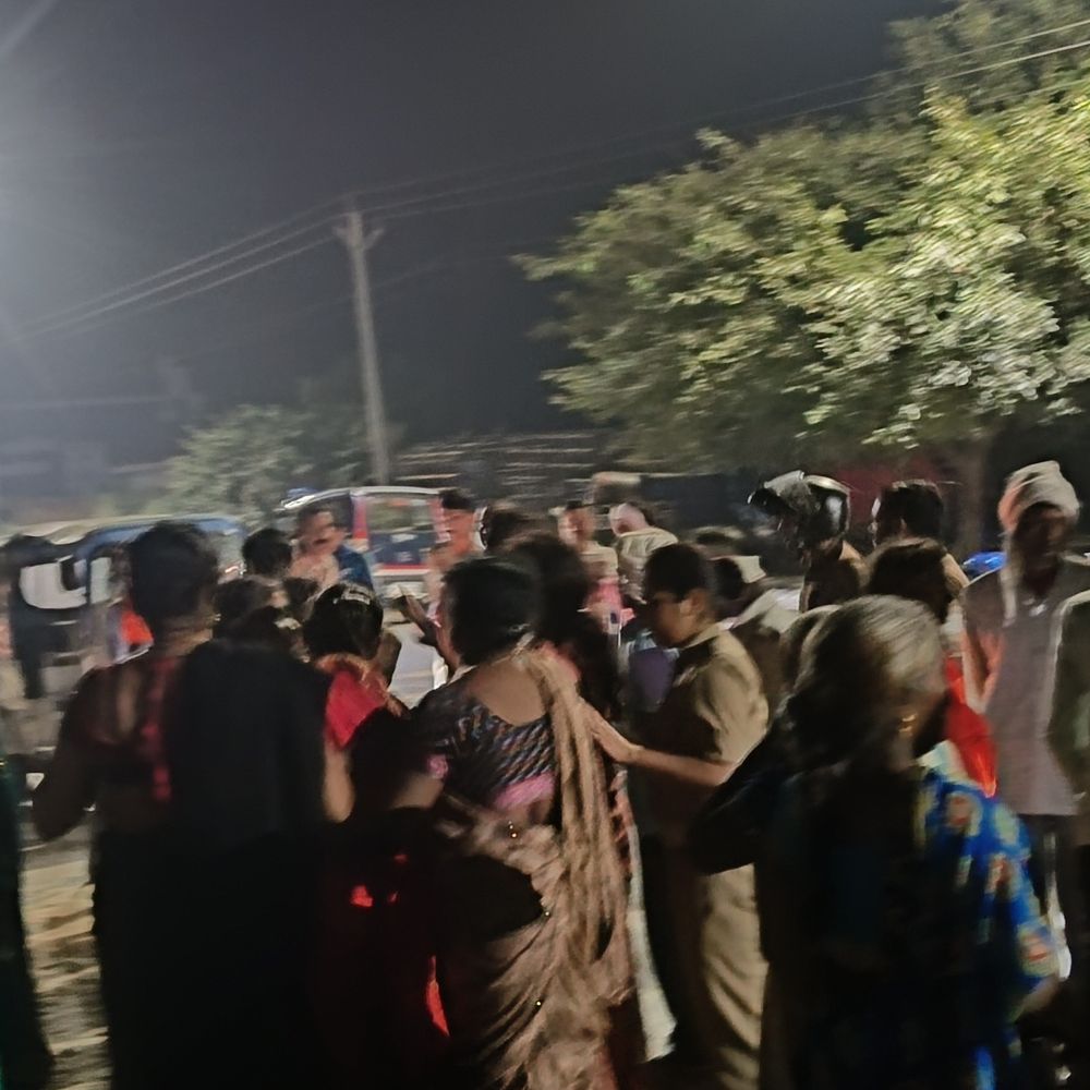 शाहजहांपुर में लकड़ी ठेकेदार की ट्रैक्टर-ट्रॉली से गिरकर मौत:सिर के ऊपर से गुजरा पहिया, इकलौते बेटे का मुंडन कराकर लौट रहा था