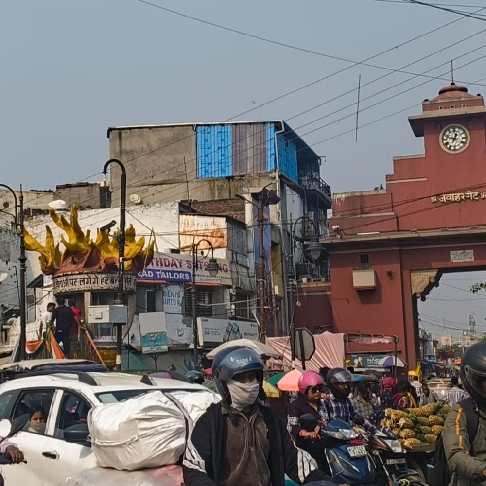 गाजियाबाद में बेढंगी व्यवस्था से चारों तरफ शहर जाम:ट्रैफिक में 800 पुलिसकर्मी फिर भी बीच चौराहे पर ऑटो और ई रिशा, चौराहों से पुलिस नदारद