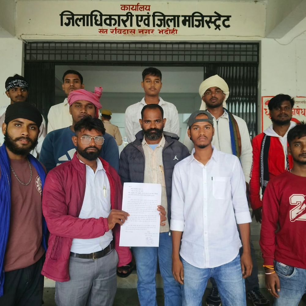 भीम आर्मी ने जातिसूचक टिप्पणी के खिलाफ प्रदर्शन किया:डीएम को ज्ञापन देकर कार्रवाई की मांग की, बोले- अपमानजनक शब्दों का इस्तेमाल किया