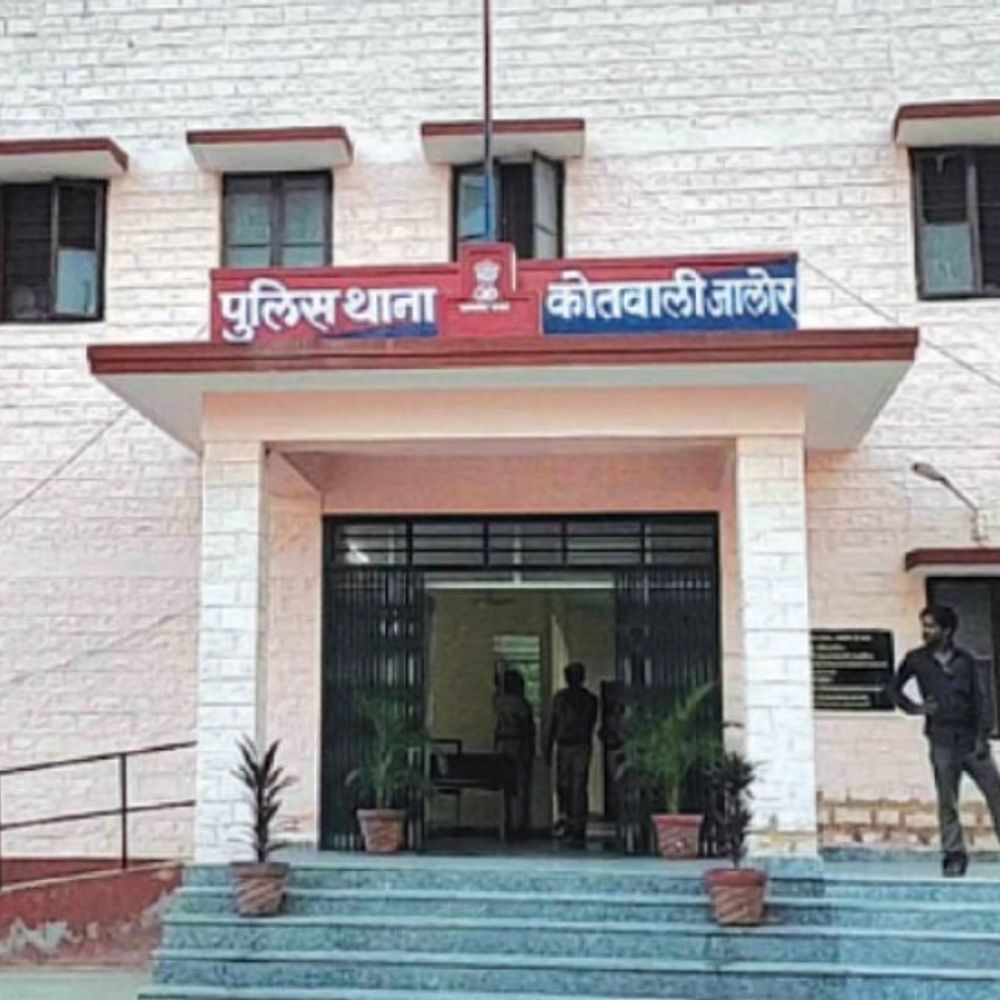 पत्नी को चुनाव लड़वा रहा 20-हजार का इनामी आरोपी पकड़ा:गुजरात में शराब तस्करी के मामले में फरार था, छह अलग-अलग नामों से चकमा दे रहा था