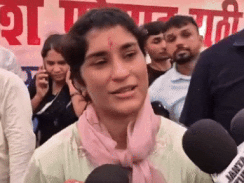 विनेश फोगाट म्हणाली- भारतीय दलाने कोणतीही मदत केली नाही:पॅरिस ऑलिम्पिकमध्ये कायदेशीर पर्याय सांगितले नाही; भाजपने माझे पदक देशाचे मानले नाही