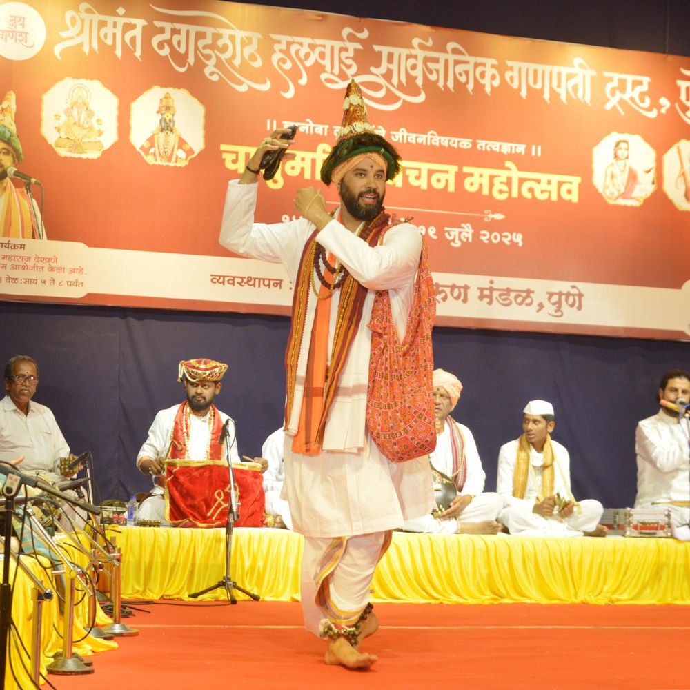 ‘बहुरूपी भारूड’मधून उलगडली महाराष्ट्राची मराठी संस्कृती:पुण्यातील चातुर्मास महोत्सवात डॉ. भावार्थ महाराज देखणे आणि सहकलाकारांचे सादरीकरण
