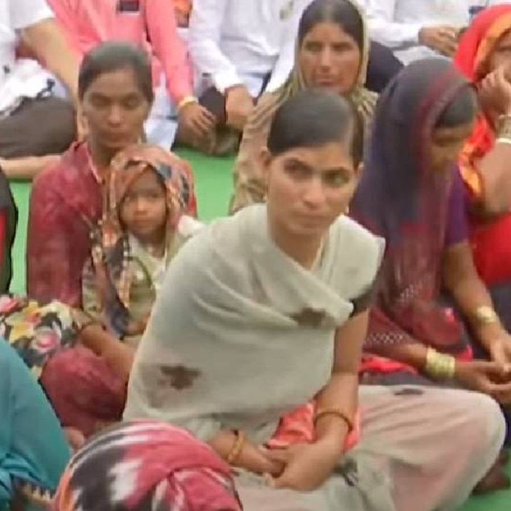 महादेव मुंडेंच्या पत्नी ज्ञानेश्वरी मुंडेंचा परळी- अंबाजोगाई महामार्गावर रास्ता रोको:सासर आणि माहेरचे सर्व नातेवाईक, ग्रामस्त देखील सहभागी