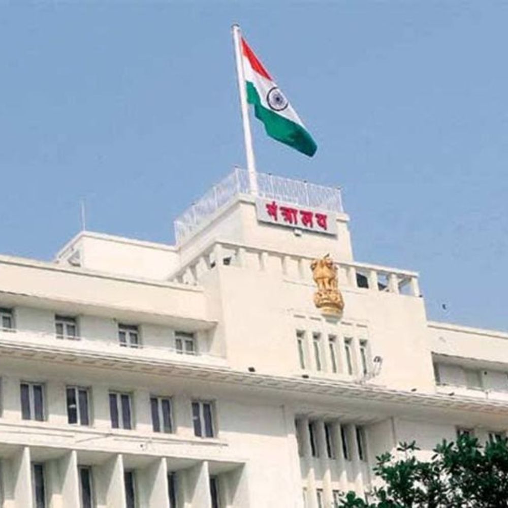 सरकारी कर्मचाऱ्यांसाठी सोशल मीडिया वापराचे नवे नियम:महाराष्ट्र शासनातर्फे निर्देश जारी, धोरणांबद्दल नकारात्मक टिप्पणी महागात पडणार