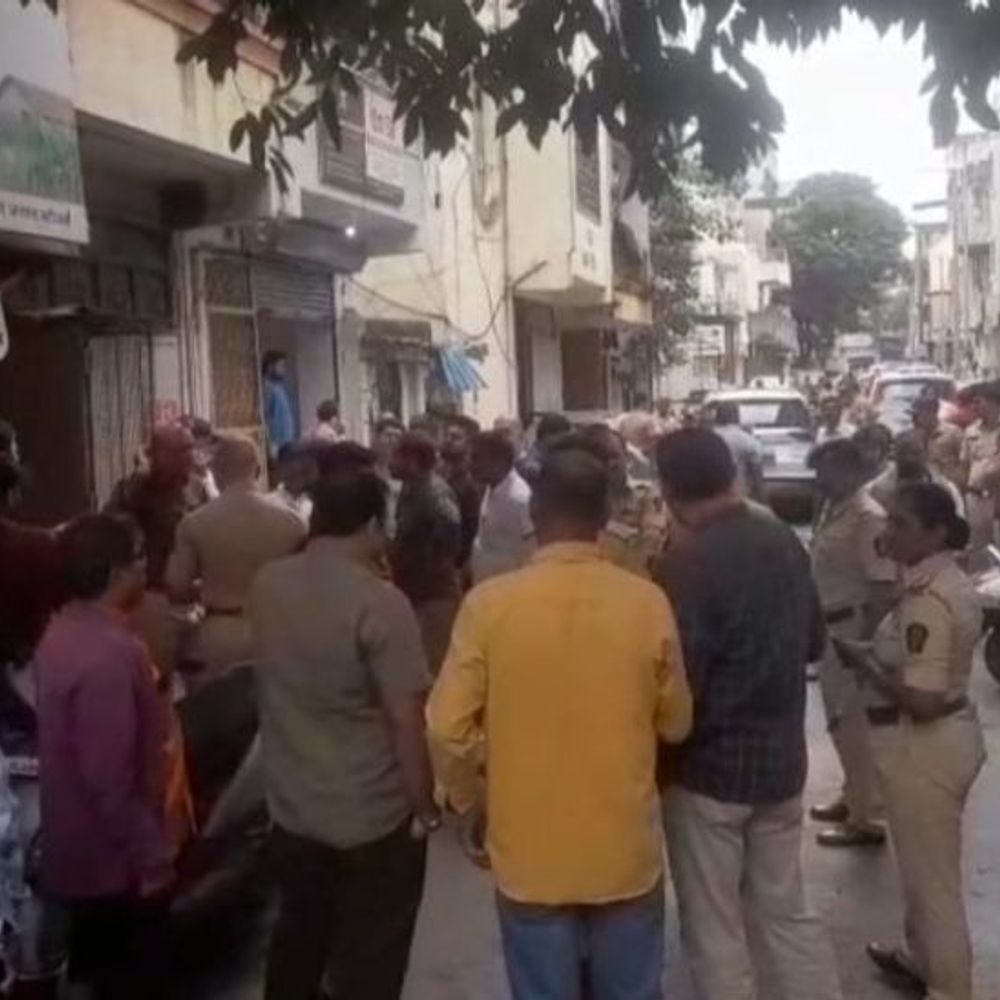 पिंपरी मार्केटमध्ये भरदिवसा गोळीबार:घटनेत 20 वर्षीय तरुणाच्या पायाला लागली गोळी, गळ्यातील सोन्याचा ऐवज पळवला