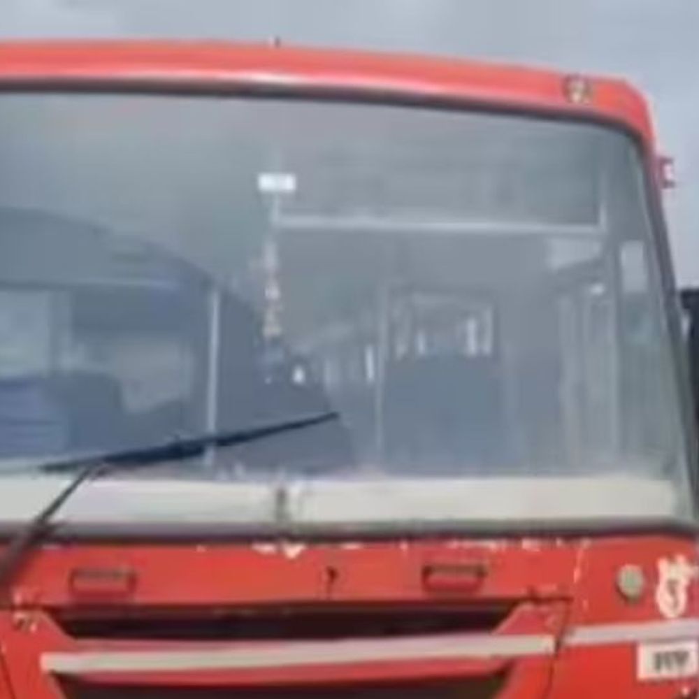 एसटी बसमध्येच प्रवाशावर कोयत्याने वार:हल्लेखोराने स्वतःच्याही गळ्याला लावला कोयता, बारामती परिसरातील घटनेने खळबळ