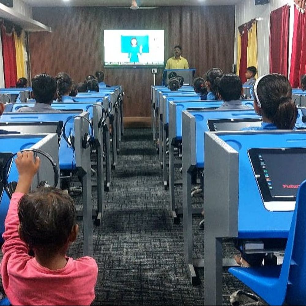 हिंगोलीत जिल्हा परिषदेची हायटेक शाळा:विद्यार्थी संगणकावर गिरवताहेत स्पर्धा परिक्षेचे धडे, पाचवी ते आठवीच्या विद्यार्थ्यांचा सहभाग