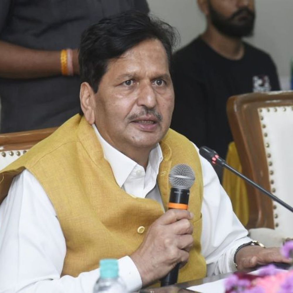 गणेशोत्सवात रात्री उशिरापर्यंत लोकल सुरु ठेवावी:मंत्री मंगलप्रभात लोढा यांची मागणी, गणेशभक्तांसाठी रेल्वे प्रशासनाचा करणार पाठपुरावा