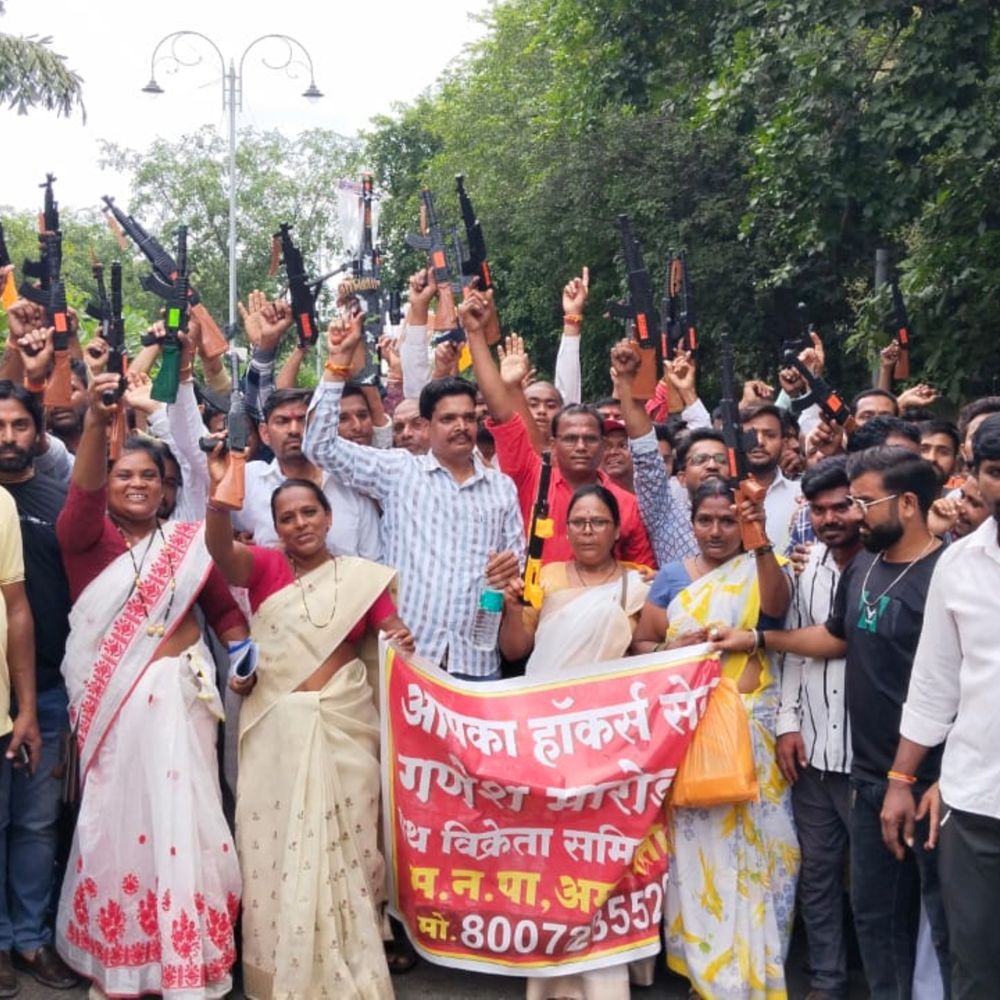 निर्णय:‘अतिक्रमण हटाव’ला विरोध; हॉकर्स आजपासून देणार नाहीत दैनंदिन कर, हातात खेळण्यातील बंदुका घेऊन धडकले जिल्हा कचेरीवर