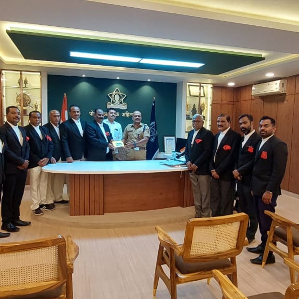 वकिलांवरील हल्ले, समन्स विलंबावर उपाययोजन करा:पोलिस अधीक्षकांना भेटून वकिलांनी दिले निवेदन