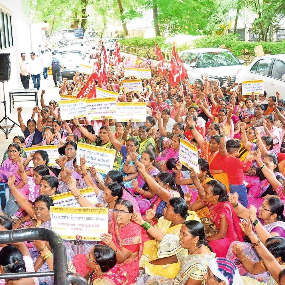 आंदोलन:जिल्हा परिषदेच्या प्रवेशद्वारामध्येच अंगणवाडी ताईंचे ठिय्या आंदोलन, एफआरसीमुळे टीएचआर वाटपात गोंधळाकडे वेधले लक्ष‎