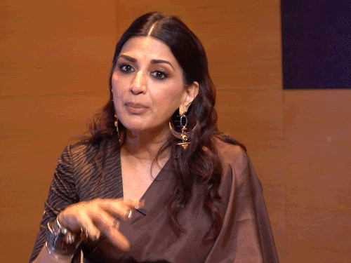 बॉलिवूड अभिनेत्री सोनाली बेंद्रे बनली टीव्ही होस्ट:म्हणाली- होस्टिंग हा विनोद नाही, एक मोठी जबाबदारी; ओटीटी विरुद्ध थिएटरवर मांडले मत
