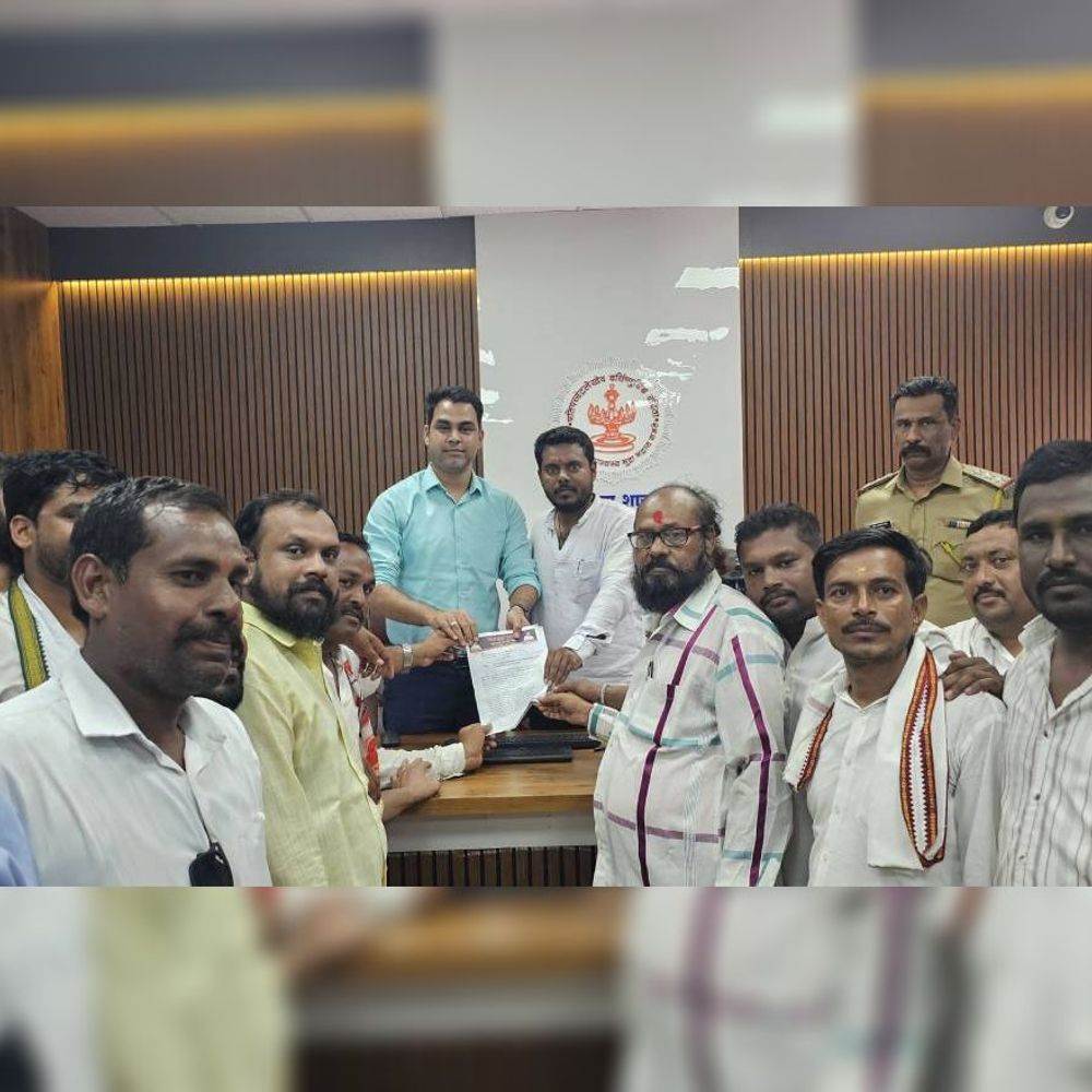मालमत्ता कराच्या विरोधात अकोट नगर परिषदेवर ‘प्रहार’चे आंदोलन:नगर पालिकेच्या इमारतीवर लटकवली प्रतिकात्मक खुर्ची, समर्थकांचा सहभाग‎