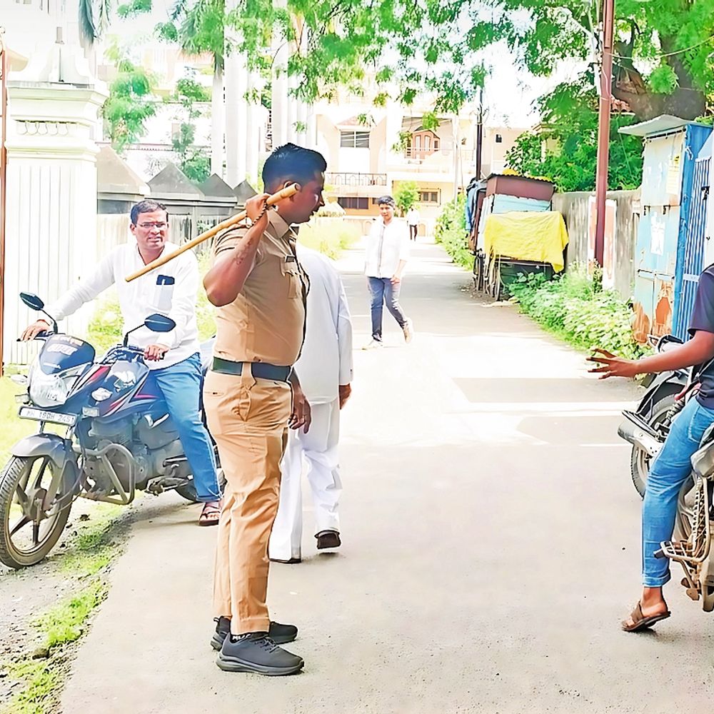 जामनेर शहरातील टवाळखोरांना पोलिसांकडून चोप; कारवाईचे स्वागत:मुलींचा पाठलाग, छेडखानीचे प्रकार वाढल्याची होती ओरड‎