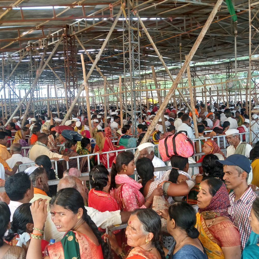 विठ्ठल दर्शनाला 2 लाखांवर भाविक, पदस्पर्शासाठी लागला 7 तास वेळ:आषाढीनंतर मोठी एकादशी असल्याने भाविकांनी केली होती गर्दी‎