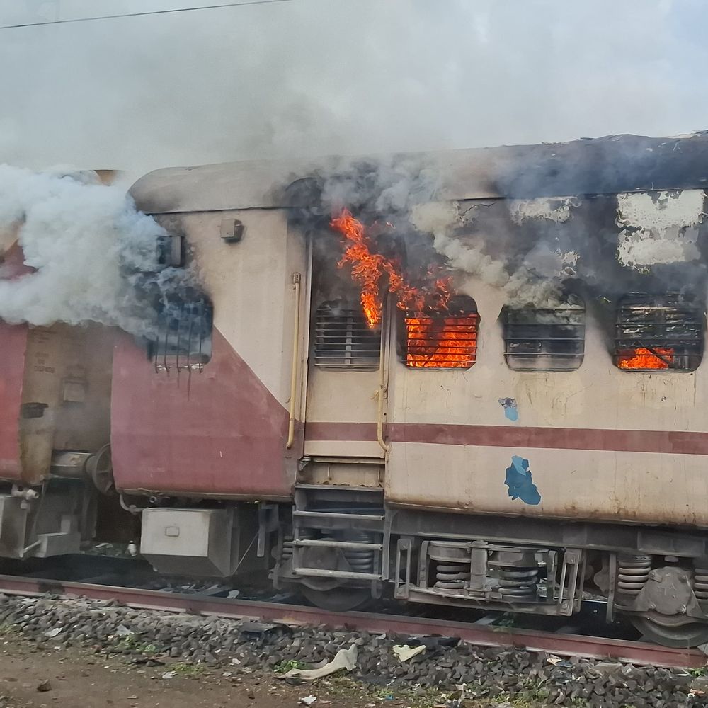 हिंगोलीत मॉक ड्रीलसाठी वापरलेल्या रेल्वेच्या दोन डब्यांना आग:अग्नीशमनदलाने अडीच तासात मिळवले आगीवर नियंत्रण, अज्ञात व्यक्तीने आग लावल्याची शंका