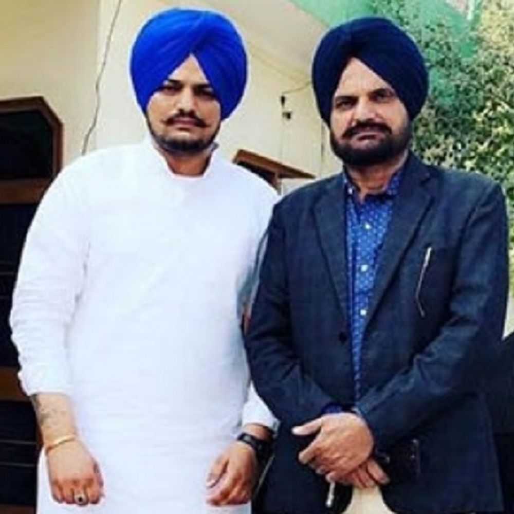 पंजाबी गायक मूसेवालाच्या वडिलांनी व्यक्त केली वेदना:पुतळ्यासोबतचा फोटो शेअर केला, म्हटले- सत्याचा मार्ग आता पायांना वेदना देत आहे