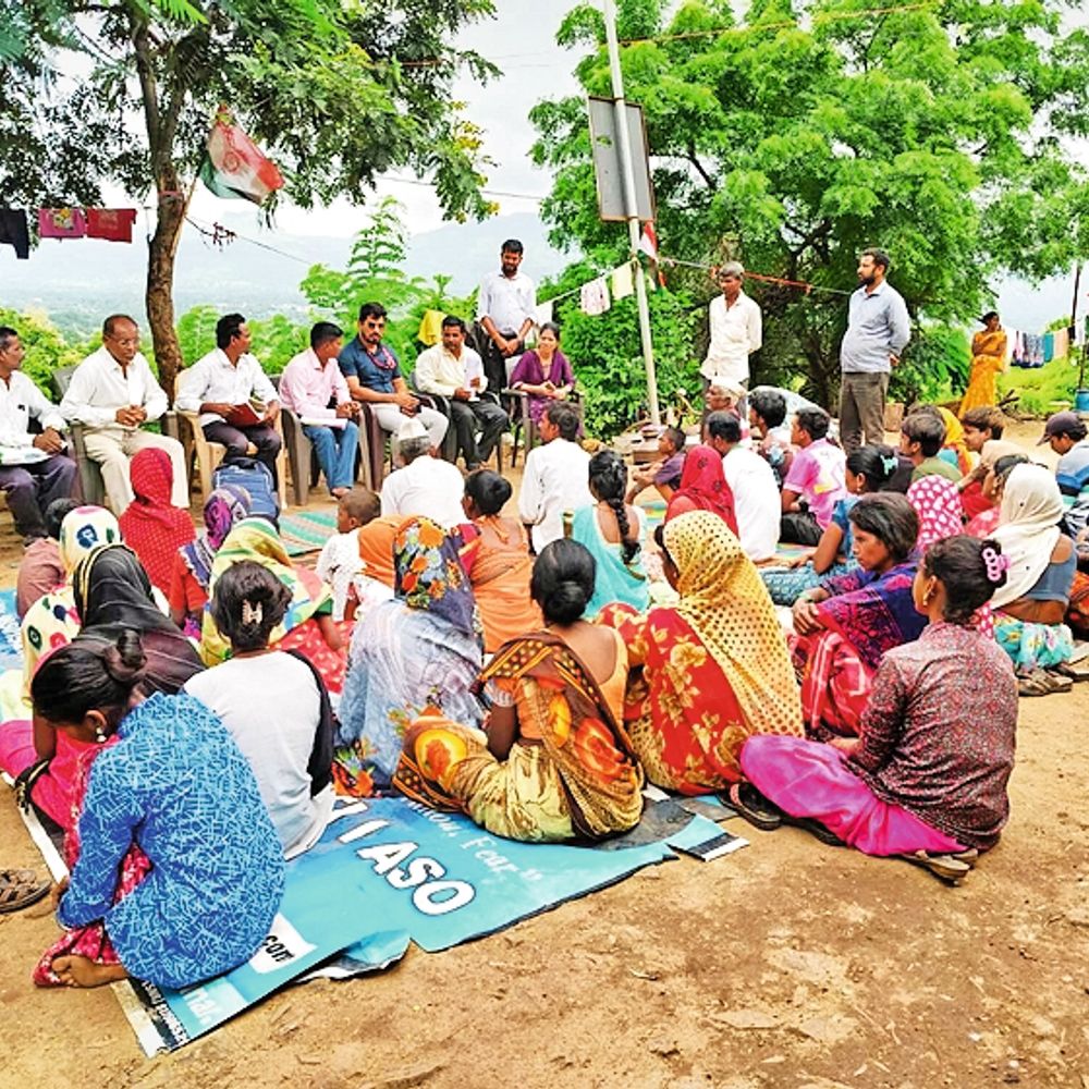 डोंगर चढत तहसीलदारांची डोंगरवाडीस भेट