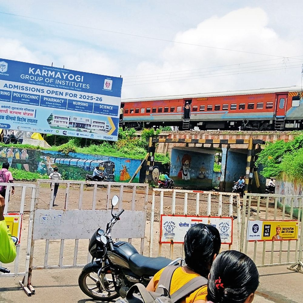 पंढरपुरात रेल्वे पुलाच्या कामामुळे कोंडी, पर्याय मार्गही बंदमुळे वाहनधारकांची दैना:कराड रोडवरील रेल्वे अंडर पास 20 दिवसांसाठी बंद‎