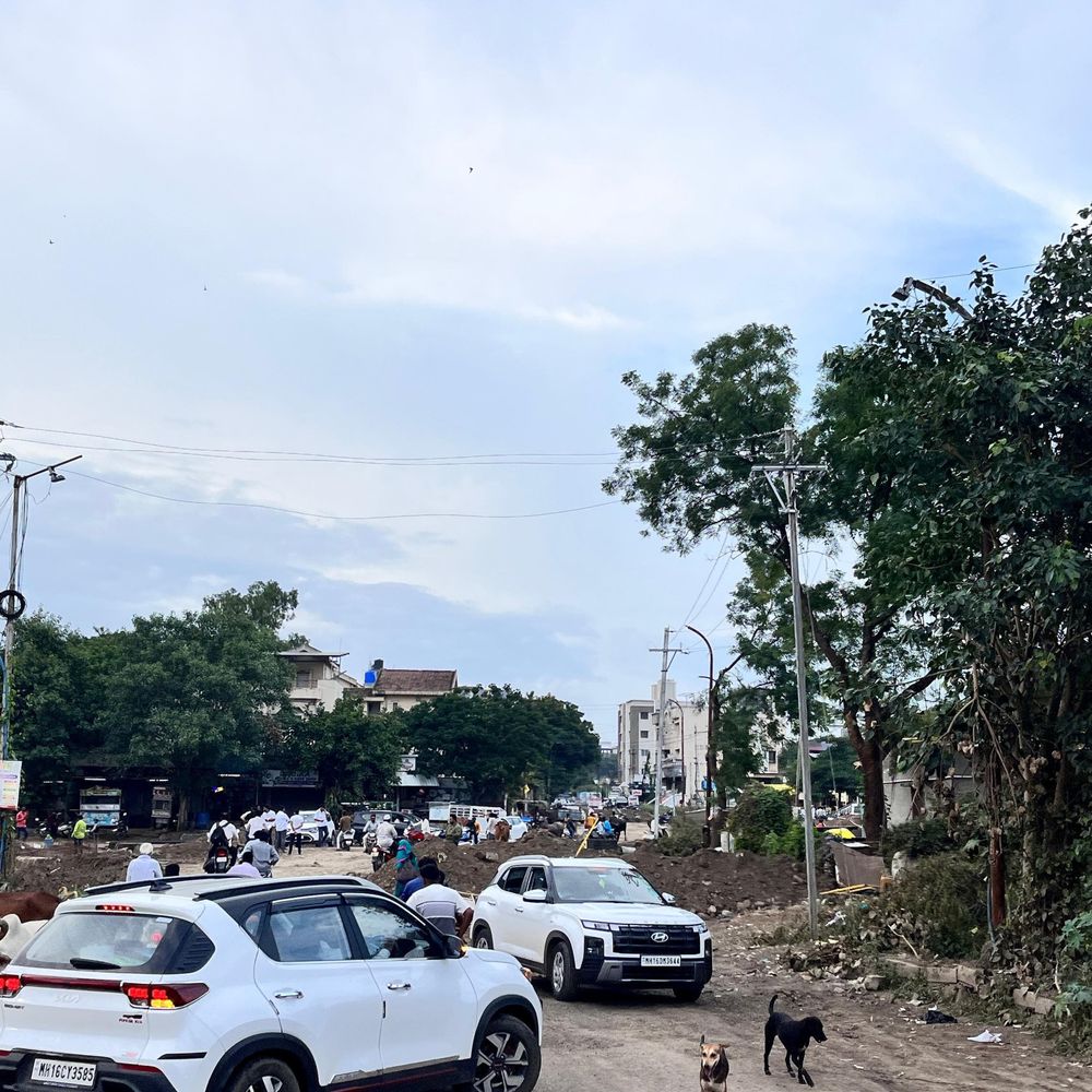 नगरकरांची कोंडी:तारकपूरमधून गुलमोहर रस्ता, प्रोफेसर चौकात जाण्यासाठी 2 किमीचा वळसा, मिस्किन मळ्यात कामामुळे रस्ता बंद झाल्याने होतेय तारांबळ‎