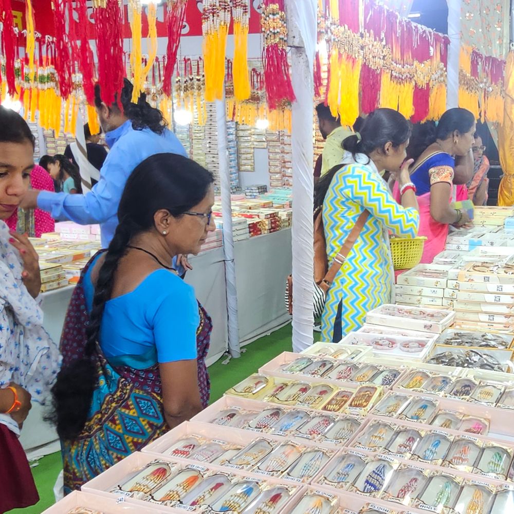 कलाकुसरीच्या राख्यांना पसंती, यंदा 5 टक्के भाववाढ:शहर, उपनगरातील बाजारपेठा सजल्या रंगीबेरंगी राख्यांनी, खरेदीसाठी महिला व युवतींची लगबग‎