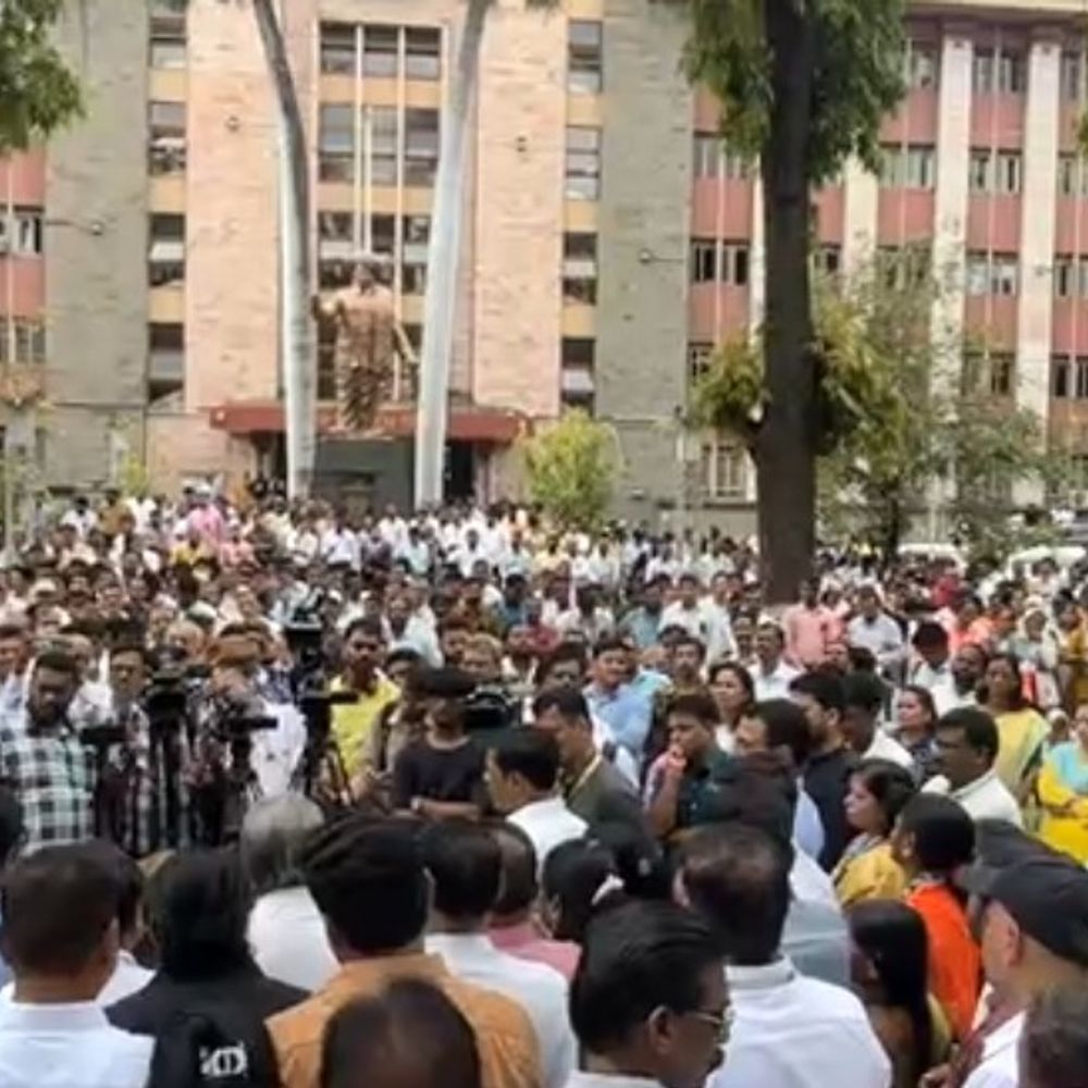 पुणे मनपात मनसेचा गोंधळ:आयुक्तांच्या कार्यालयात घुसून जाब विचारला, कर्मचाऱ्यांचं कामबंद आंदोलन