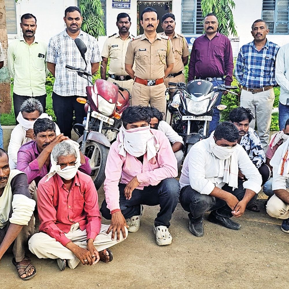 जवखेडेसीम येथे जुगार अड्ड्यावर पोलिसांचा छापा:कासोदा पोलिसांची कारवाई, 15 जणांवर गुन्हा दाखल, दोन दुचाकींसह दीड लाखांचा मुद्देमाल जप्त‎