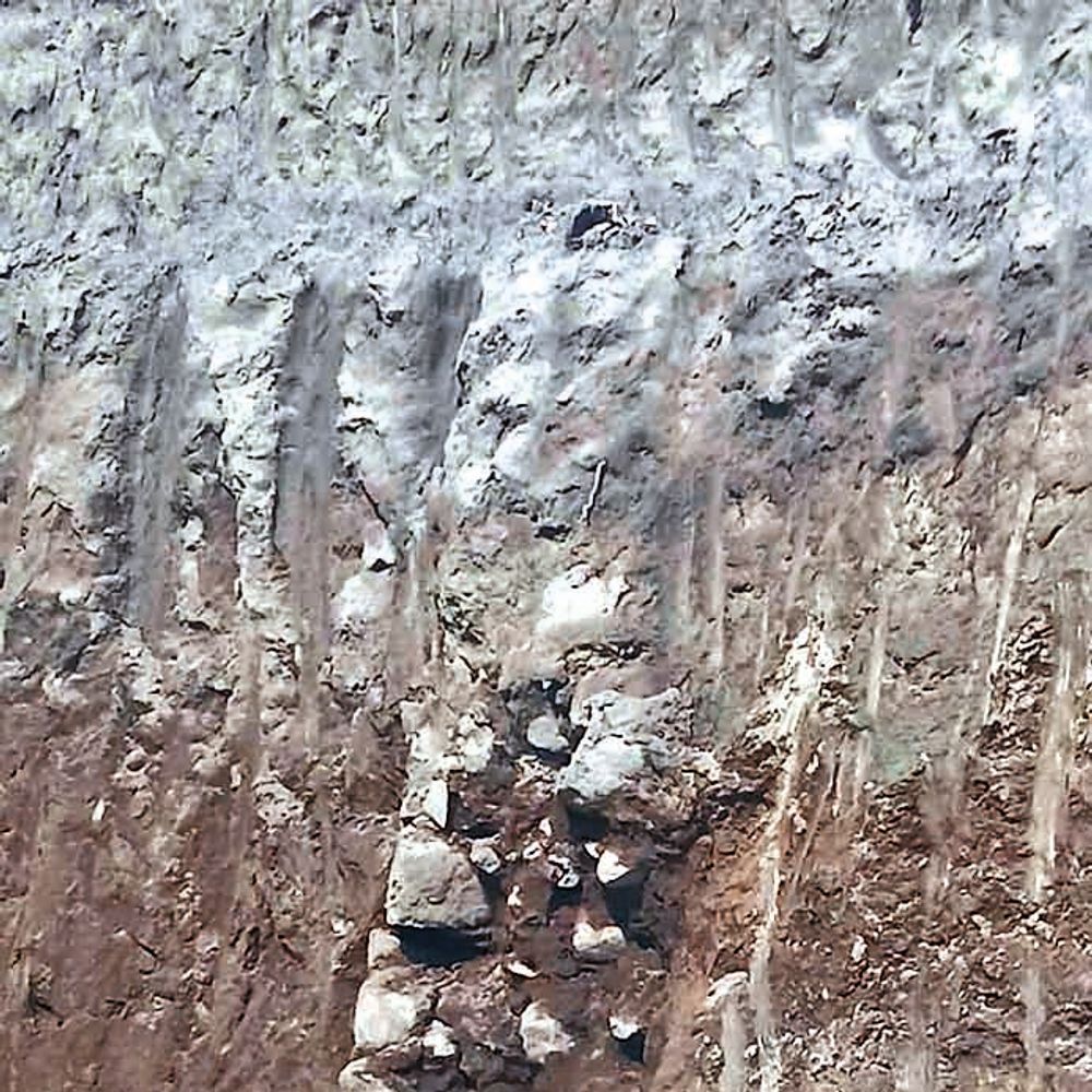 सांगोल्यातील खोदकामात सापडले दगडी बांधकामाचे अवशेष:शहरातील खंदक परिसरात व्यापारी संकुलाच्या खोदकामावेळी दगडी चौथरा, तटबंदी भिंत आढळली‎