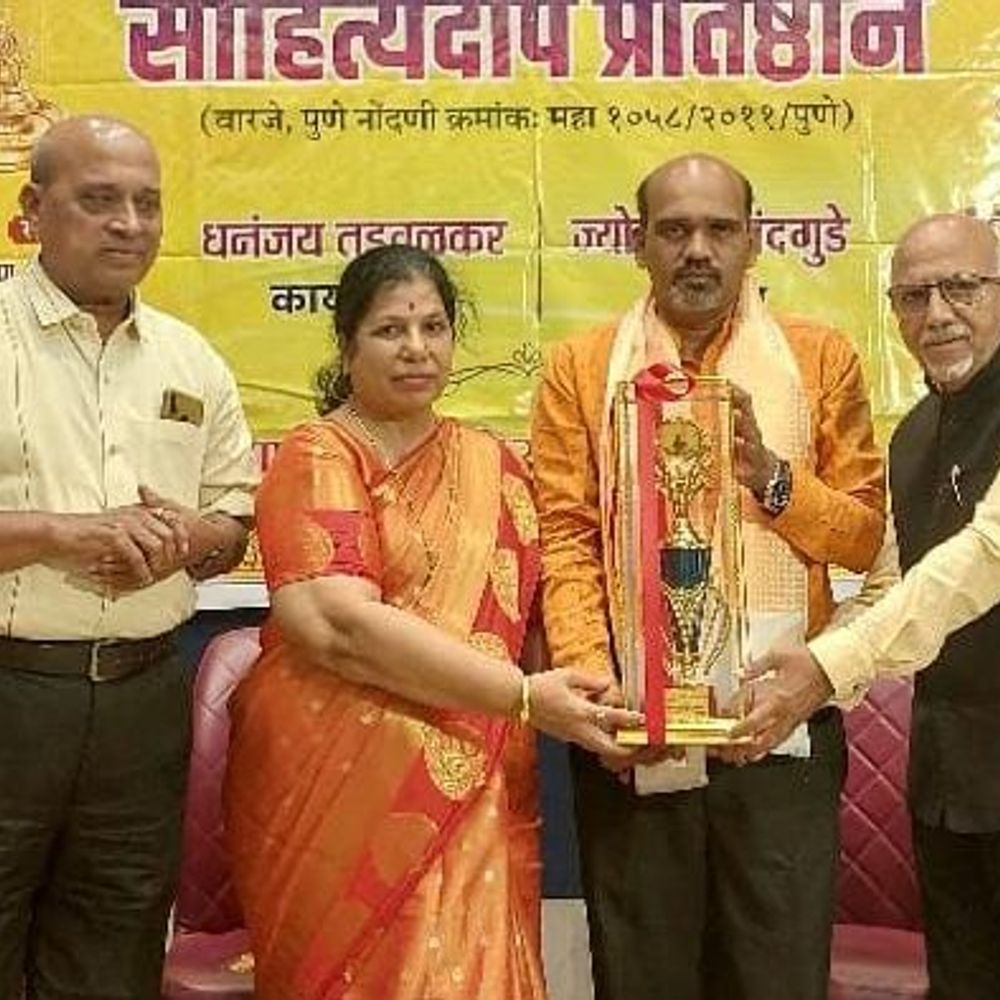 गझलदीप पुरस्कार पंढरपूरचे प्रसिद्ध गझलकार वैभव कुलकर्णी यांना प्रदान:गझल करताना संयम आणि तटस्थता आवश्यक, गझलभान निर्माण करणे महत्त्वाचे