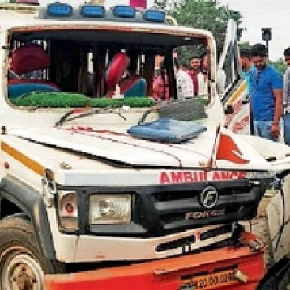 रुग्णवाहिका दुभाजकाला धडकली;‎ पळशीमधील 1 ठार, 5 जण जखमी‎:रस्त्यावर आलेल्या‎ मेंढीला वाचविताना चालकाचे ‎नियंत्रण गेले
