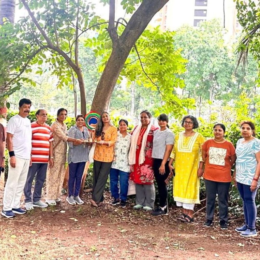 अमनोरा टाऊनशिपमधील सेंट्रल गार्डन वाचवण्यासाठी रहिवाशांचे आंदोलन:झाडांना राख्या बांधून केले रक्षणाचे प्रतीक, मुख्यमंत्र्यांकडे हस्तक्षेपाची मागणी