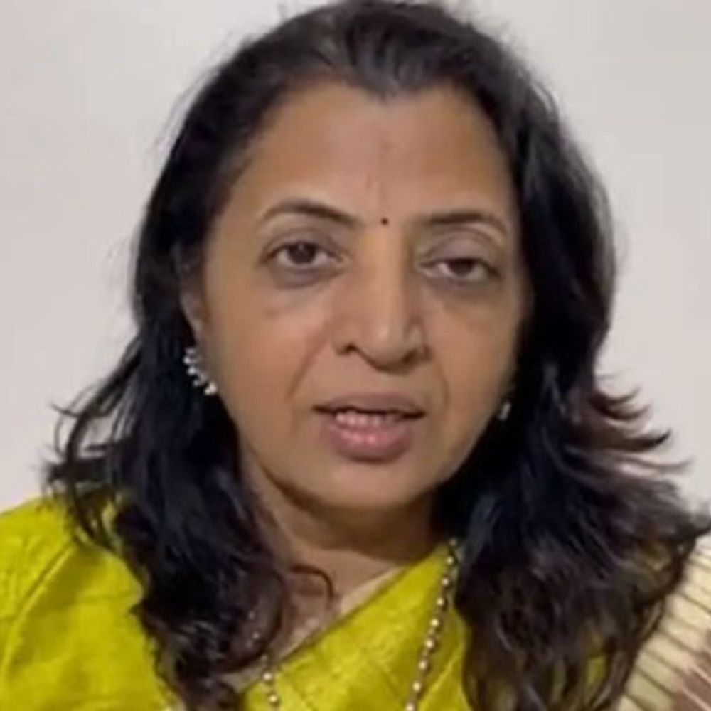 ज्यांना कबुतरे आवडतात, त्यांनी ते घरी पाळावीत:सार्वजनिक ठिकाणी त्यांचा त्रास नको, जैन मुनींच्या इशाऱ्याल मनिषा कायंदेंचे प्रत्युत्तर