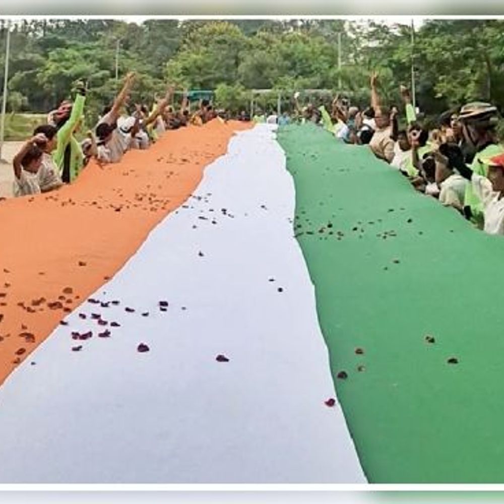 100 फुटी तिरंगा‎रॅलीद्वारे फिट इंडियाबाबत जनजागृती:नाशिक सायकलिस्ट फाउंडेशनच्या वतीने विविध सामाजिक कार्यक्रम‎