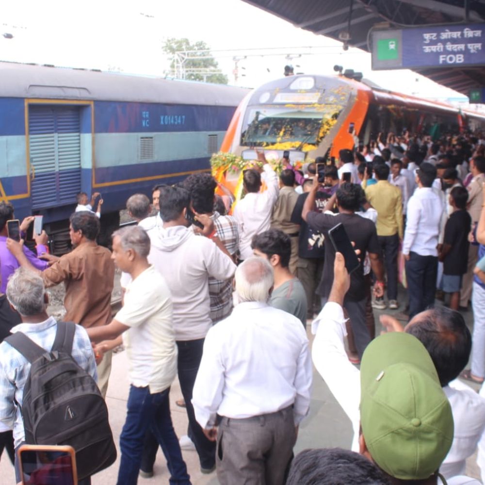 "वंदे भारत'चे अकोलेकरांकडून स्वागत:देशातील सर्वांत लांब वंदे भारत सेवा; महाराष्ट्रातील बारावी
