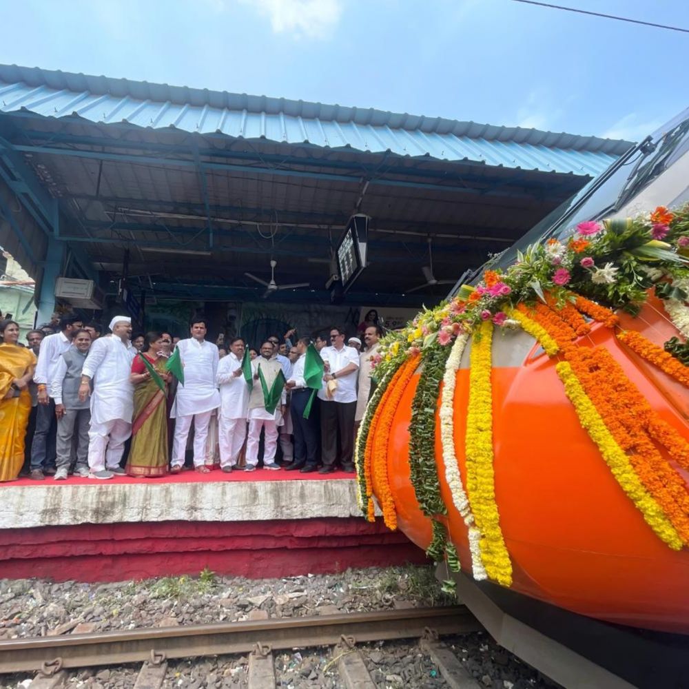 वंदे भारत रेल्वेचा शुभारंभ, बडनेरा येथे 33 मिनिटे पोहोचली उशिरा:चेअरकारचे तिकीट 1905 तर एसी थ्री टायरचे तिकीट 3485 रुपये‎
