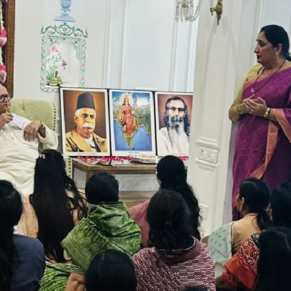 खासदार सुनेत्रा पवारांची संघाच्या कार्यक्रमाला उपस्थिती:कंगणा राणौत यांनी दिली माहिती, प्रश्न विचारताच अजित पवारांनी पत्रकारांसमोर जोडले हात