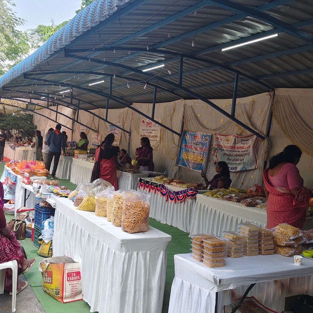 दिवाळीत जिल्हा परिषदेत 3 लाखांच्या फराळाची विक्री:30 महिला बचतगटांना मिळाले विक्रीचे व्यासपीठ