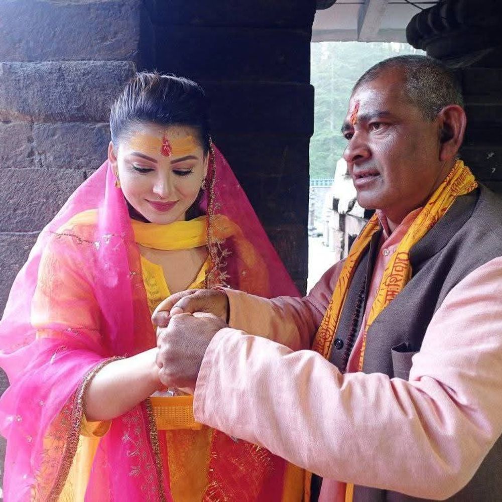 उर्वशी रौतेलाने अल्मोडात जागेश्वर धाममध्ये दर्शन घेतले:पुजाऱ्यांनी हातावर संरक्षक धागा बांधला, चाहत्यांची सेल्फीसाठी गर्दी