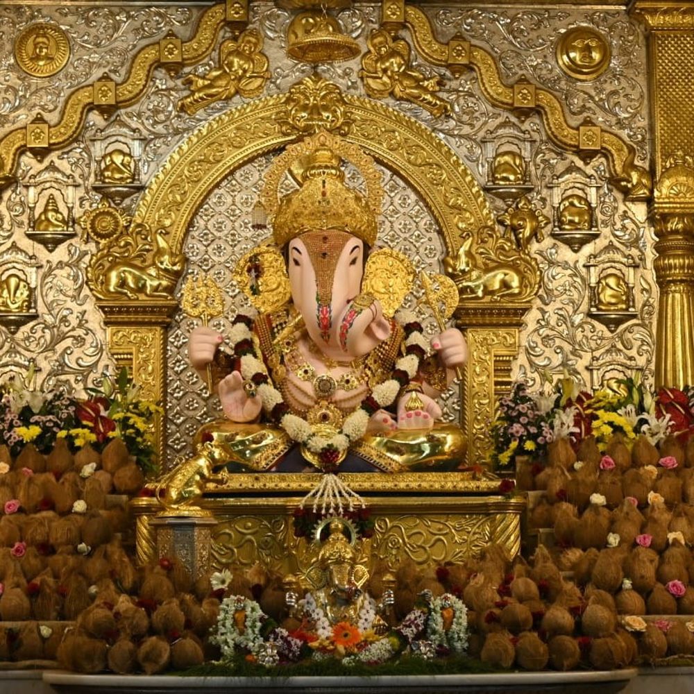 दगडूशेठ गणपतीला 1100 नारळांचा महानैवेद्य:श्री उमांगमलज जन्मोत्सव सोहळा उत्साहात साजरा