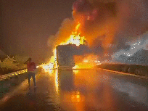 कुर्नूल बस अपघात: चालक-क्लिनरला अटक:दावा- बसमधील 234 स्मार्टफोनच्या स्फोटाने आग लागली; धडकणारा दुचाकीस्वार मद्यधुंद होता