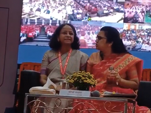 नितीन गडकरींच्या कार्यक्रमात दोन महिला अधिकाऱ्यांमध्ये भांडण:सोफ्यावर बसण्यावरून वाद, एकीने दुसरीला चिमटा काढला