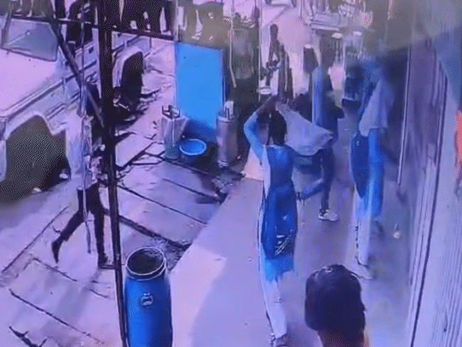 शाळेच्या गणवेशात दारू खरेदीसाठी आल्या विद्यार्थिनी:SDM ने म्हटले- दुकानदाराने मुलींना दारू विकली; उत्पादन शुल्क अधिकारी म्हणाले- वय पडताळू