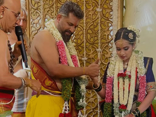 गायक रघु दीक्षितने वरिजाश्री वेणुगोपालशी लग्न केले:वयाच्या 50 व्या वर्षी 16 वर्षांनी लहान असलेल्या गायिकेशी दुसरे लग्न