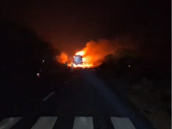 इंदूरला जाणाऱ्या एसी बसला आग:अशोकनगरमध्ये बस आगीत जळून खाक; बसची खिडकी तोडून प्रवाशांना वाचवले