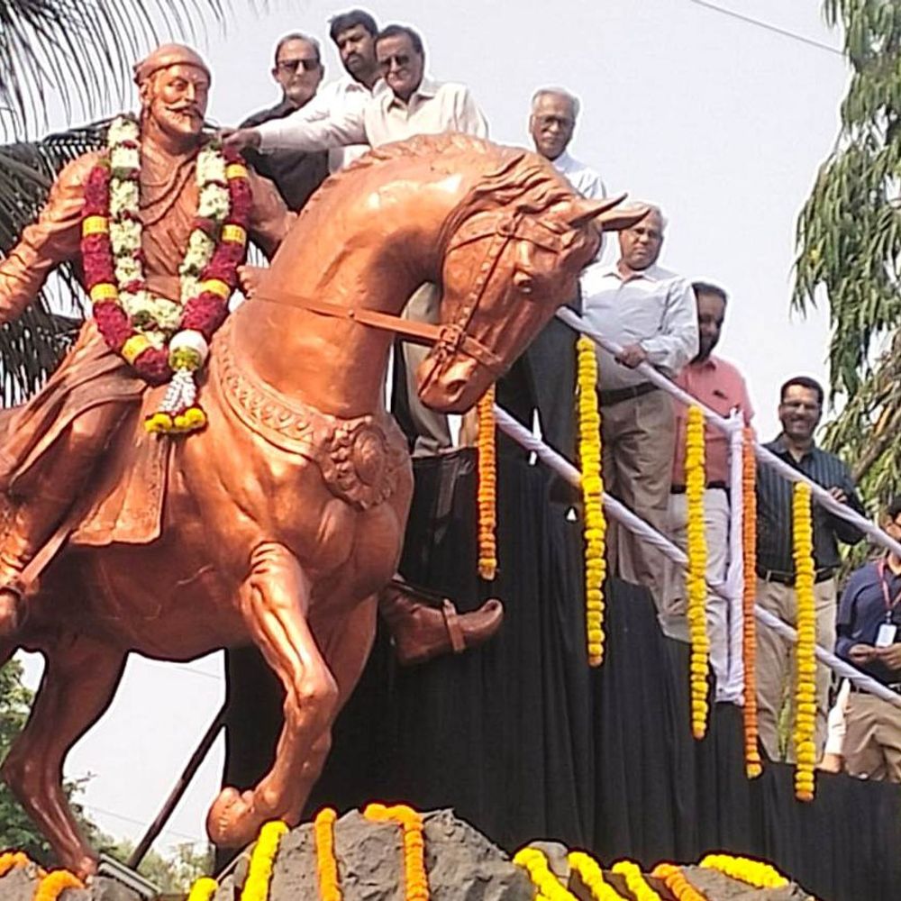 आझम कॅम्पसने शिवजयंतीनिमित्त छत्रपती शिवाजी महाराजांना अभिवादन:पुणे कॅन्टोन्मेंट बोर्ड कार्यालयात पुष्पहार अर्पण